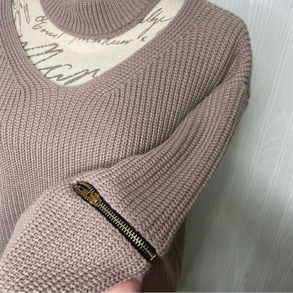 De
Rong Huang Pink Sweater with open neckline and Zippers - Picture 3 of 7